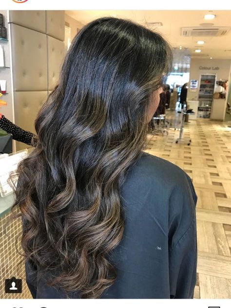 Dark Natural Hair Color Ideas, Black Dark Hair, Sunkissed Highlights, Dark Brunette Balayage, Balyage Long Hair, Black Balayage, Vogue Makeup, Black Hair Balayage, Subtle Balayage