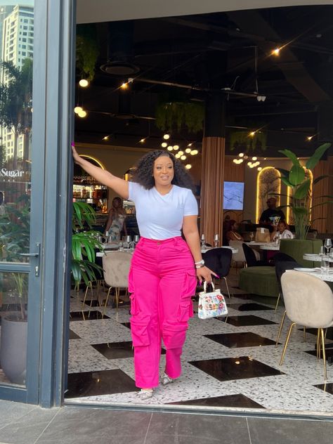 Pink Cargo Pants Outfits, Two Piece Outfits Pants, Pink Cargo Pants, Neat Casual Outfits, Cargo Pants Outfits, Plus Size Baddie Outfits, Simple Style Outfits, Dressy Casual Outfits, Effortlessly Chic Outfits