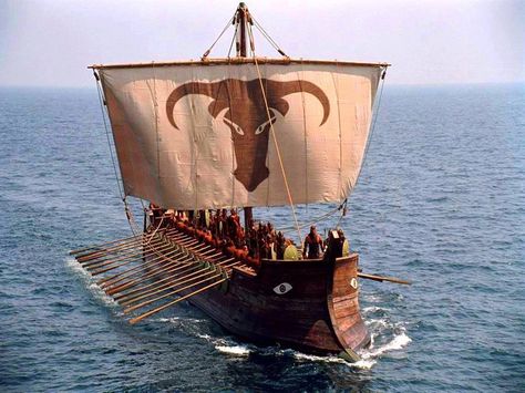 Greek Trireme under sail Troy Movie, Greek Warrior, Empire Romain, Grece Antique, Sailing Vessel, Tall Ships, Bronze Age, Ancient Greece, British Museum