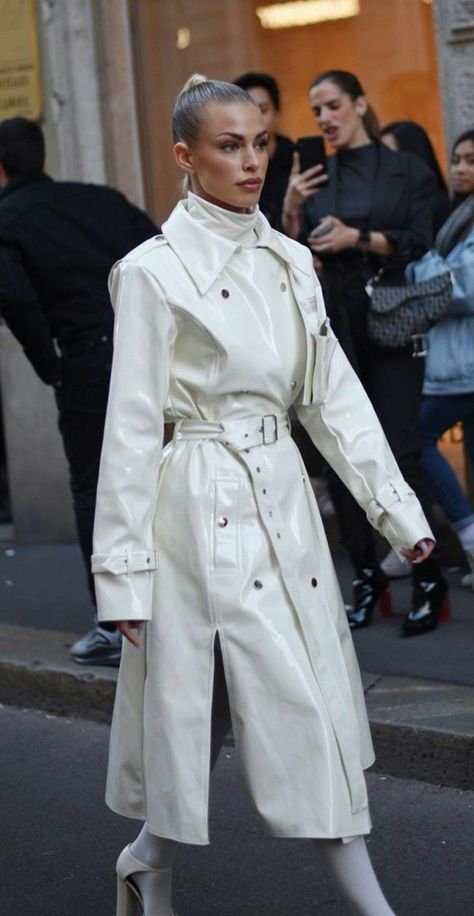 Girls Raincoat, Raincoat Outfit, White Trench Coat, White Inspiration, Vinyl Fashion, Leather Dress Women, Cream Coat, Trench Coat Outfit, Coat Street Style