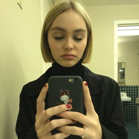 Jack Depp, Lily Depp, Smink Inspiration, Shot Hair Styles, Straight Bob, Lily Rose Depp, Lily Rose, Bathroom Sink, Bob Hairstyles