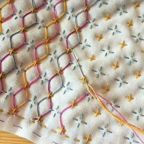 Monochromatic Embroidery, Embroidery Sashiko, Sulaman Pita, Sashiko Pattern, Quilt Patchwork, Sashiko Embroidery, Pola Kristik, Embroidery Stitches Tutorial, Pola Sulam