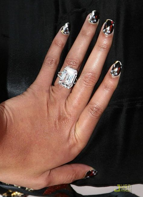 beyonce's 18 carrat flawless diamond engagement ring from jay-z. he put a huge ring on it! no wonder she wrote a song! Beyonce Wedding Ring, Beyonce Engagement Ring, Wedding Ring Pics, Huge Ring, Black Brides, Bling Top, Huge Rings, Emerald Cut Diamond Engagement Ring, Flawless Diamond