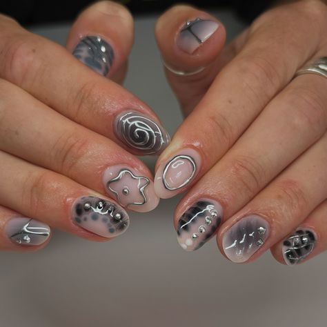 Black and grey freestyle set. How cute is the lil chrome flower 🥰 . . . #blackandgreynails #silverchromenails #3dnailart #nailinspo #bristolnails #bristolnailart #bristolbiab Pink Grey And Black Nails, Black And Chrome Nails Designs, Pink And Grey Nails, Blooming Nails, Black Chrome Nails, Euphoria Nails, Blooming Gel, Ideas Uñas, Chrome Nail Art