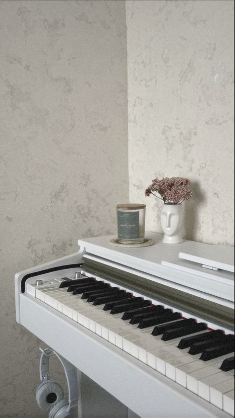 White And Gold Piano, Aesthetic Wallpaper For Notion, Piano Keyboard Aesthetic, Cecilia Core, Piano Room Decor, Piano Pictures, Vida Aesthetic, Feed Filler, Dream Room Decor