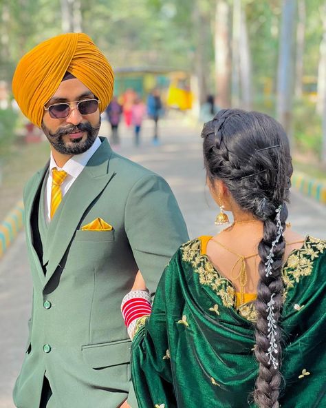 Couple Punjabi Photography, Couple Dp Sardar Sardarni, Punjabi Wedding Couple Outfit, Sardar Sardarni Couple, Punjabi Couple Photography, Beige Suits Wedding, Camping Wallpaper, Pose Couple, Punjabi Wedding Couple