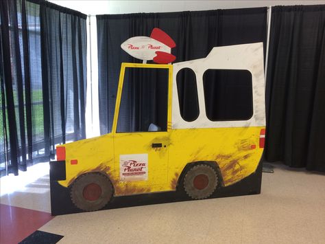 Toy Story, Pizza Planet truck More Toy Story Pizza Planet Party, Pizza Planet Birthday Party, Pizza Planet Party, Toy Story Diy, Pizza Planet Truck, Buzz Lightyear Birthday Party, Toy Story Pizza Planet, Toy Story Room, Toy Story Crafts