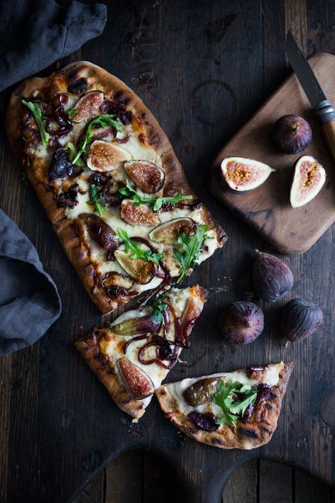 Grilled Fig Pizza with fresh figs, balsamic onions, gorgonzola cheese and arugula- the perfect combination of flavors! | www.feastingathome.com Fig Pizza Recipes, Fig Pizza, New Years Appetizers, Balsamic Onions, Calzone Recipe, Best Homemade Pizza, Fig Recipes, Summer Meals, Vegetarian Pizza