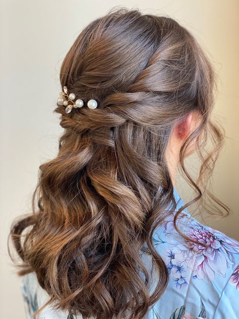 Maid Of Honor Hairstyles Updo, Updo With Twists, Wedding Hairstyles For Short Hair, Formal Hair, Half Updo, Wedding Hair Inspiration, Short Wedding Hair, Hairstyles For Short Hair, Formal Hairstyles