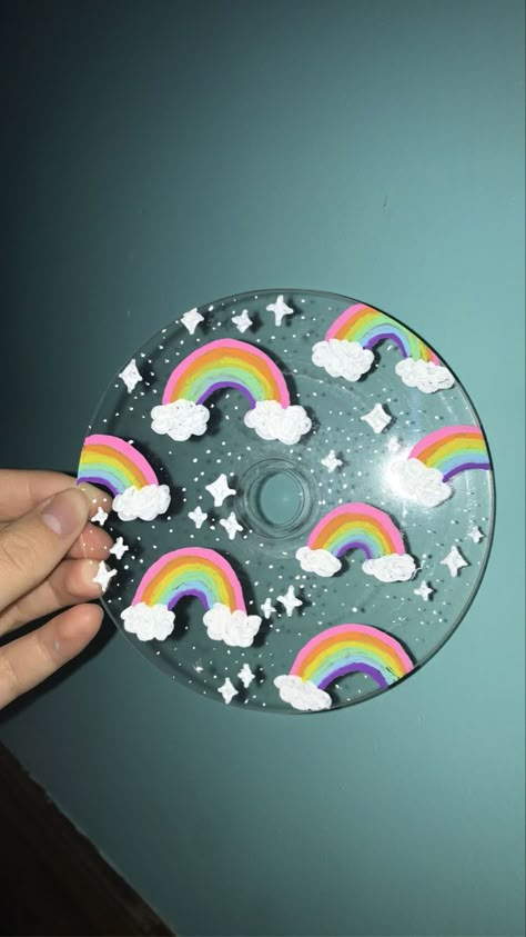 Diy With Cd, Cute Rainbow Painting, Cd Diy Decoration, Painted Cds Easy, Things To Paint On Cds, Painted Cd Ideas, Easy Rainbow Painting, Painted Cds Aesthetic, Cd Painting Aesthetic Easy