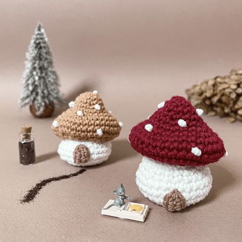 Patron des boîtes champignons - annabcrochet.fr Crochet Earrings, Novelty Christmas, Christmas Ornaments, Holiday Decor, Crochet, Christmas