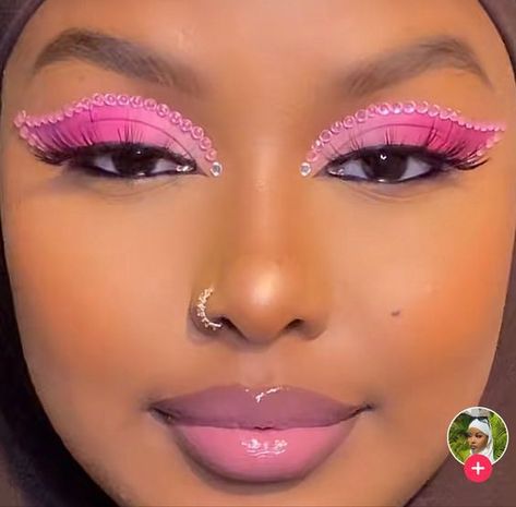 Barbie Glam Makeup Black Women, East Makeup Looks, Barbie Inspired Makeup Black Women, Black Women Pink Makeup, Pink Eye Makeup Looks Black Women, Sza Concert Makeup Ideas, Pink Makeup Ideas Eyeshadows, Pretty Pink Makeup Looks, Pink Eye Makeup Black Women