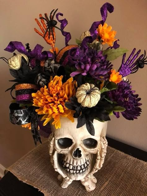 Halloween Centerpiece Ideas Table, Halloween Flower Arrangements, Facts About Halloween, Halloween Floral Arrangements, Halloween Table Centerpieces, Fun Diy Halloween Decorations, Classy Halloween, Halloween Wood Crafts, Diy Halloween Wreath