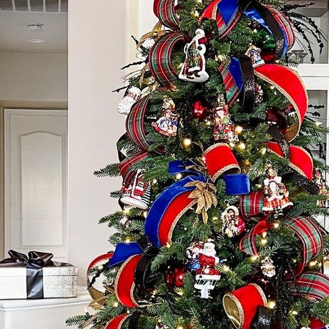 Jeanna Crawford on Instagram: "You didn’t know you needed... A rotating Christmas tree ✨ Chistmasers decorate 360 degrees - so you might as well show it off! SAVE THIS POST NOW - because it has all the details you’ll need to create your own rotating look! My favorite rotating stand + Christmas tree combo assembles like a breeze and requires just one simple plug for all that movement. Here’s where you **need** a rotating tree: 🎁🎁🎁 Small spaces that need a big design moment Bay windows facing the street that demand the ultimate in Christmas curb appeal Kids’ rooms - because they’ll be OBSESSED And here’s my go-to list of themes that are **the vibe** for a rotating Christmas tree: Treasure trees, like the one pictured here, so that every memory gets its moment Glitz and glass - List Of Themes, Rotating Christmas Tree, Red Gold Christmas, Holiday Tree Decorations, Bay Windows, 2024 Christmas, Big Design, Tree Ideas, Nutcracker Christmas