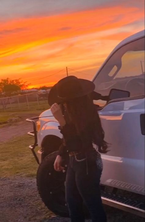 Ranchera Aesthetic, Norteñas Aesthetic, Takuachita Aesthetic, Mexican Cowgirl Aesthetic, Black Country Girl, Vaqueras Aesthetic, Cowgirl Fits, Latina Cowgirl Outfits, Vaquera Outfit Mexican Women