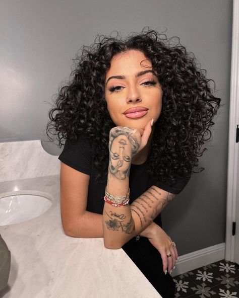 Malu Trevejo Tattoo, Malu Trevejo Instagram, Malu Trevejo, Spanish Music, Rhea Ripley, 2000s Aesthetic, Beautiful Goddess, Reaction Face, Discreet Tattoos