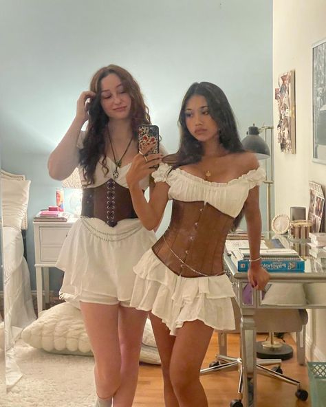 pirate costume inspo Pirate Theme Outfit Women, Holloween Costume Pirates, Brown Pirate Costume, Pirate Cute Costume, Pirate Themed Costumes, Halloween Costume For 2 Best Friends, Coquette Pirate, Duo Theme Costume, Pirate Duo Costume