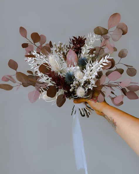 Rose Quartz Bouquet, Witchy Wedding Bouquet, Unique Bouquet Ideas, Unique Wedding Bouquet, Floral Bouquets Wedding, Crystal Bouquet, Bouquet Bride, Fairy Wallpaper, Flower Bouquet Diy