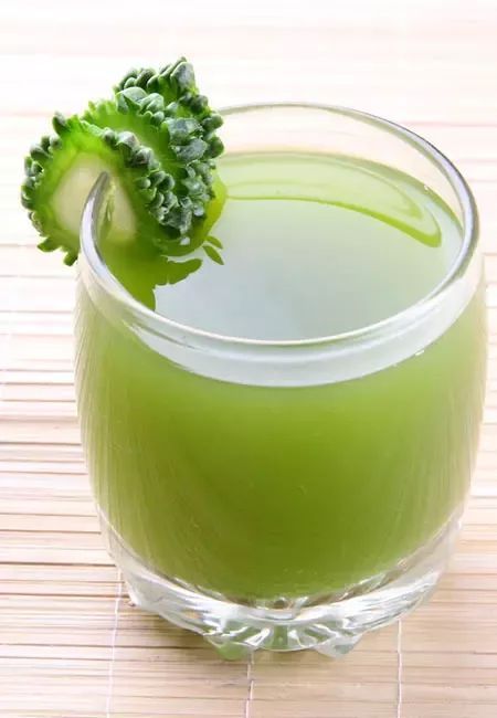 Bitter gourd juice for weight loss Fresh Juice Recipes, Low Calorie Vegetables, Healthy Fruit Smoothies, Smoothie Fruit, Fruit Benefits, Bitter Gourd, Healthy Breakfast Smoothies, New Fruit, Juicing For Health