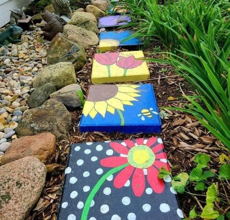 Painted Bricks Crafts, Painted Stepping Stones, Painted Pavers, Brick Crafts, Rock Garden Design, Flowers Painted, Garden Crafts Diy, Garden Art Crafts, Garden Yard Ideas