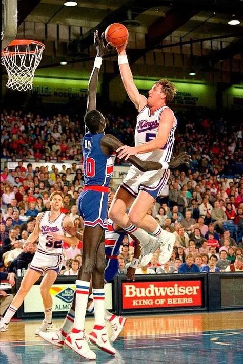 Manute Bol, Michael Jordan Pictures, Best Nba Players, Basketball Highlights, Basketball Photography, Nba Pictures, Basketball Star, Nba Legends, Nba Stars