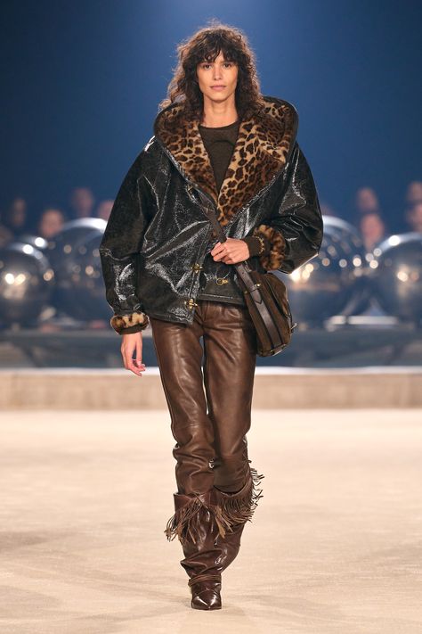 Isabel Marant Fall 2024 Ready-to-Wear https://www.vogue.com/fashion-shows/fall-2024-ready-to-wear/isabel-marant/slideshow/collection#5 Fall Winter 2024, Winter 2024, Fall 2024, Clothing Company, Halloween Outfits, Isabel Marant, Rihanna, Paris Fashion, Paris Fashion Week