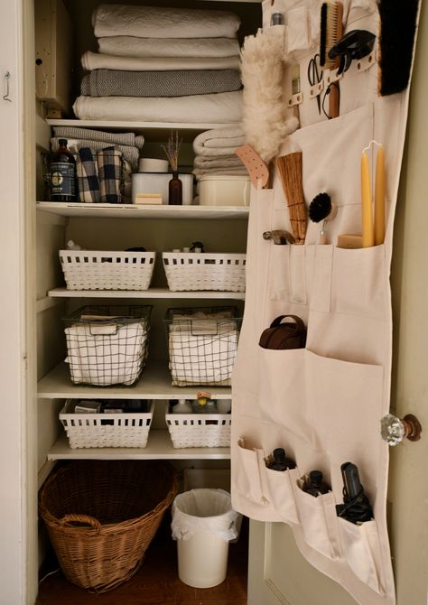 Simple House Organization, Storing Winter Clothes Ideas, Tidy Home Inspiration, Tiny Home Organization, Cabin Organization, Simple Organization Ideas, Home Decor Ideas Christmas, Organize Home, Organiser Son Dressing