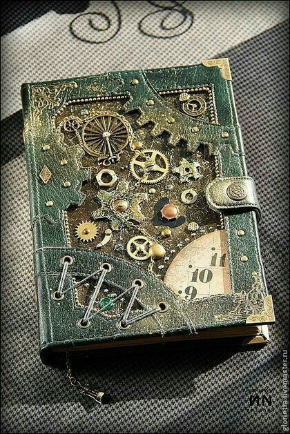 scrapbook ideas Steampunk Book, Notebook Diy, Steampunk Mixed Media, Mode Steampunk, Steampunk Crafts, Style Steampunk, Steampunk Diy, Steampunk Accessories, Handmade Notebook