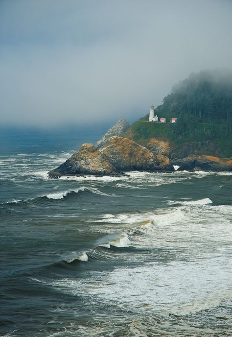 Heceta Head Lighthouse, Oregon Travel, Oregon Coast, Oh The Places Youll Go, Nature Travel, Pacific Northwest, Beautiful World, Beautiful Landscapes, In The Middle