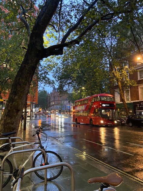 London Dorm Aesthetic, England Rain Aesthetic, London Asethic, London Study Aesthetic, England Trip Aesthetic, Living In The Uk Aesthetic, London Instagram Aesthetic, Trip To London Aesthetic, London Aesthetic Travel