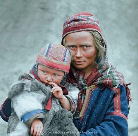 Colored by Per Ivar Somby. Sami people of Finland Frozen Jr, Sami People, Retro Pictures, Scandinavian Countries, Samara, People Photography, First Nations, Character Outfits, Scandinavia