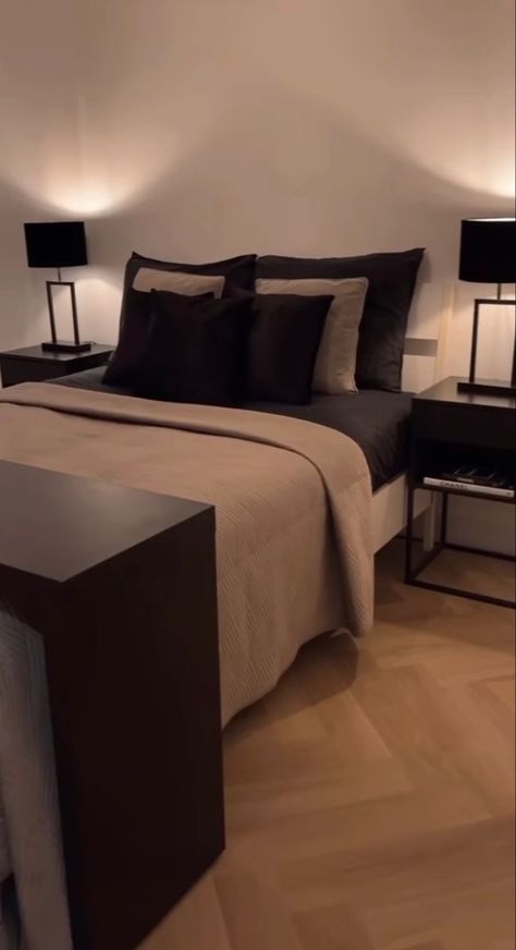 Black Bedding Room Ideas Modern, Black Bed Set Aesthetic, Minimalistic Male Bedroom, Black And Beige Aesthetic Bedroom, Minimalist Bedroom Aesthetic Black, Airbnb Bed Ideas, Male Apartment Bedroom, Beige And Black Bedroom Aesthetic, Black And Beige Bedroom Aesthetic