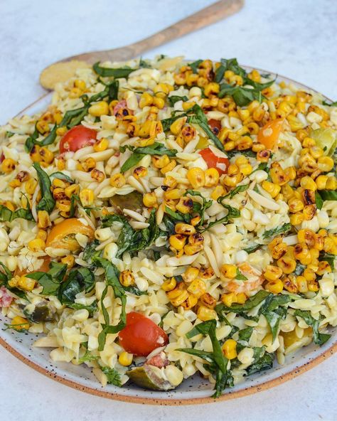 Roasted corn orzo pasta salad. TAG A FRIEND looking for summer recipes and grab recipe below✨ also let me know what other summer recipes you want to see veganized! RECIPE (Serves 6) Ingredients: 4... Corn Orzo, Orzo Pasta Recipes, Orzo Pasta Salad, Orzo Recipes, Corn Salad Recipes, Orzo Salad, Orzo Pasta, Roasted Corn, Corn Salads