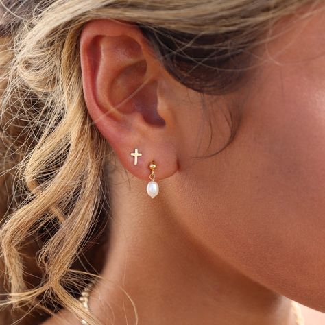 Chic little white pearls suspended from a ball post give a classic and timeless look that's perfect for either your first or second piercing. Our Pearla Studs are deliciously dainty addition to your daily style. DETAILS14k gold fill and sterling silverDrop approx. 0.25"Hypoallergenic, waterproof, and nickel free Cute First And Second Earrings, 2 Hole Earring Combos, Two Lobe Piercings Ideas, Second Hole Earrings Ideas, 2nds Piercing, Earrings For Second Piercing, Double Peircings Earring Ideas, Double Love Piercing Ideas, Second Love Piercing