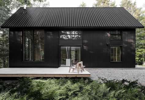 est living Grand Pic Chalet Appareil Architecture 1 Woods Ideas, Chic Chalet, Black Homes, Nordic Architecture, Black Cabin, Black Houses, Metal Siding, Black House Exterior, Metal Building Homes