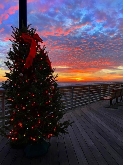 Summer Christmas Aesthetic, Christmas In Brazil, Christmas Sunset, Christmas On The Beach, Sunset Christmas, Christmas Australia, Deep Autumn Palette, Beach Wallpaper Iphone, Long Beach Ny