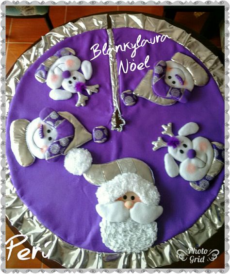 Pie de árbol, morado, plateado y blanco. Tree Skirts, Christmas Tree Skirt, Frozen, Christmas Tree, Holiday Decor, Cake, Halloween, Christmas, Color