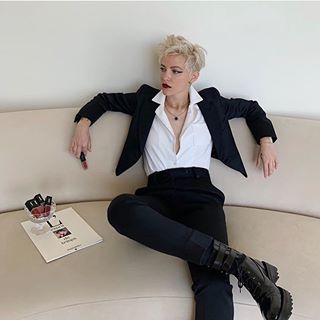 Fancy Tomboy Outfits, Androgynous Work Outfit, Masc Female, Topknot Tutorial, Enby Style, Androgynous Fashion Women, Genderqueer Fashion, White Pantsuit, Clothes Brands