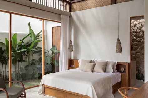 Bedroom With Courtyard, Bali House Design Villas, Bedroom Tropical, Bali Bedroom, Nice Bedroom, Tropical Bedrooms, Modern Small House Design, Bedroom Garden, Canggu Bali