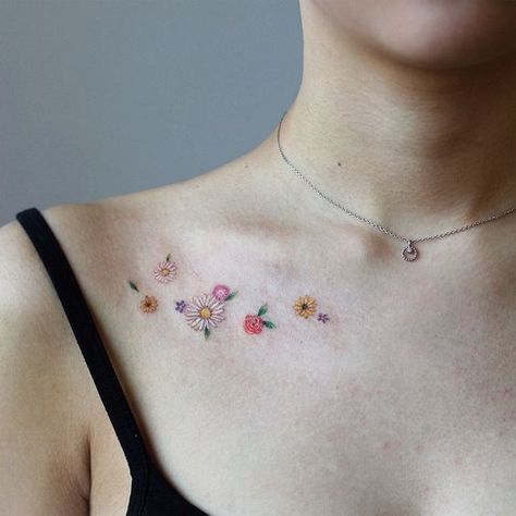 35 Subtle Tattoo Ideas Even Your Parents Will Like Small tattoo,Amazing tattoo,charming tattoo Charm Tattoo, Tattoo Placements, Bone Tattoos, Shape Tattoo, Muster Tattoos, Instagram Tattoo, E Tattoo, Collar Bone Tattoo, Collar Bone