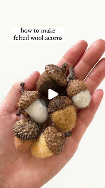 woodlark®  •  ashley on Instagram: "Wool felted acorns 🍂 Collecting acorn caps during Autumn to make felted acorns is one of our favorite yearly traditions that we’ve been doing Elliot barely began walking. This project is also one of my earliest tutorials that I published on the blog (I can’t believe it’s been 4 years!) These acorns are made using a wet felting method where you use warm soapy water to agitate the wool fibers which causes them to bind together. After they are dry they are attached with glue to real acorn caps. Quick instructions are below and full tutorial can be found on the blog. Link in bio.  Materials: wool roving or batting, acorn caps, dishwashing soap, glue  Instructions: - Fill two bowls with warm water and add a couple drops of dishwashing soap to one of the bowl Felt Acorns How To Make, Needle Felted Acorns Tutorial, Needle Felting Acorns, Acorn Cap Crafts Diy, Felted Acorns How To Make, Wet Felted Christmas Ornaments, Acorn Fall Craft, Acorn Caps Crafts, Wet Needle Felting