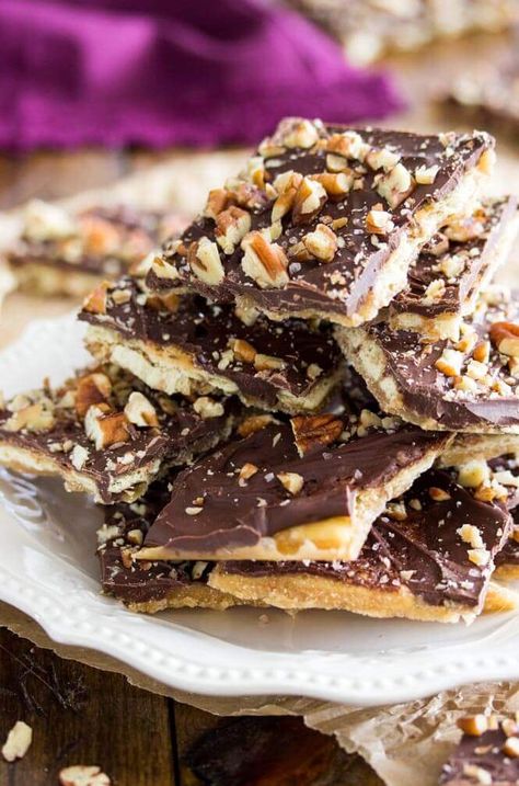 With just 5 ingredients and under 15 minutes to prepare, this saltine cracker candy is a simple, easy treat that's sure to be a favorite. Homemade Toffee Recipe, Saltine Cracker Candy, Graham Cracker Toffee, Saltine Cracker Toffee, Saltine Cracker, Toffee Bark, Saltine Toffee, Cracker Candy, Homemade Toffee