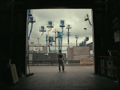 Fish Tank (2009) by Andrea Arnold Fish Tank Film, Andrea Arnold, Arnold Photos, Creative Vision Boards, Film Genres, Surreal Photos, Light Film, Film Images, Movie Shots