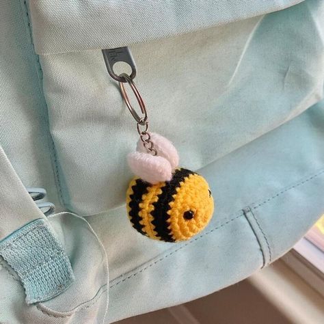 Mini Crochet Projects Key Chains, Cute Small Crochet Keychains, Bee Keychain Crochet, Small Crochet Keychain Ideas, Crochet Mini Things, Cute Mini Crochet Ideas, Cute Crochet Charms, Mini Keychain Crochet, Crocheting Keychain