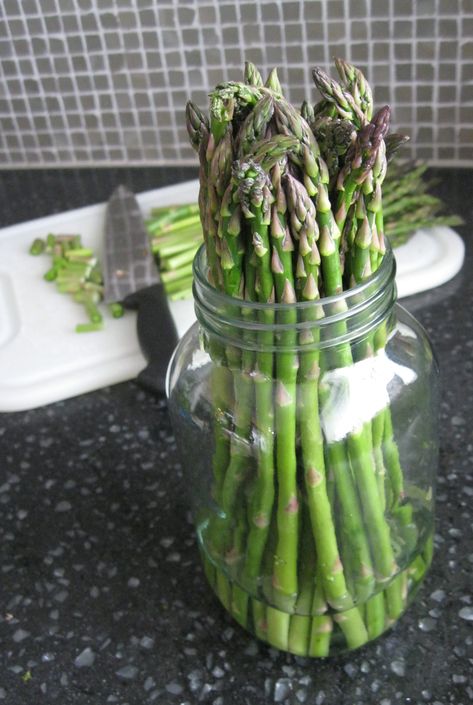 Keep cut asparagus in the fridge with a little water – via urbanstrawberries.com Asparagus Seasoning, Fresh Asparagus, Food Info, How To Store, Baking Tips, Cooking Kitchen, Kitchen Hacks, Food Store, Creative Food