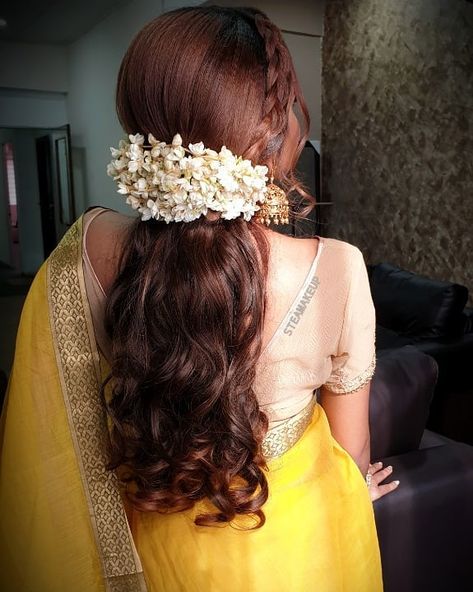 South Indian Juda Hairstyle, Juda Style For Saree, Saree Hairstyles With Jasmine, Saree With Juda Hairstyle, Muhurtham Hairstyle, Hair Bun With Flowers Indian Saree, Floral Updo, Hair Style On Saree, Beginner Makeup