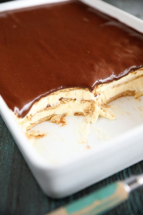 Chocolate Eclair Recipe, Chocolate Eclair Dessert, Eclairs Dessert, Eclair Cake Recipes, Chocolate Eclair Cake, Desserts With Few Ingredients, Eclair Recipe, Layered Dessert, Tiramisu Dessert