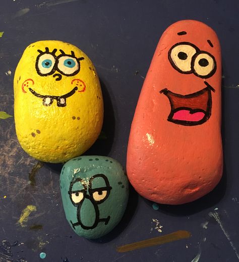 Sponge Bob, Patrick, Squidward Squidward Rock Painting, Spongebob Patrick And Squidward, Patrick And Squidward, Dremel Rocks, Squidward Painting, River Stones Crafts, Diy Turtle, Turtle Painted Rocks, Spongebob Characters