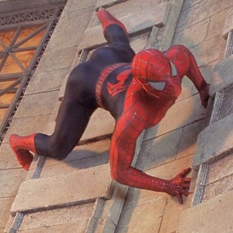 Tobey Maguire Pose, Thick Spiderman, Spiderman Tobey Maguire, Tobey Maguire Spiderman, Spider Man Poses, Spider Man Tobey Maguire, Toby Maguire, Spiderman Trilogy, Weird Poses