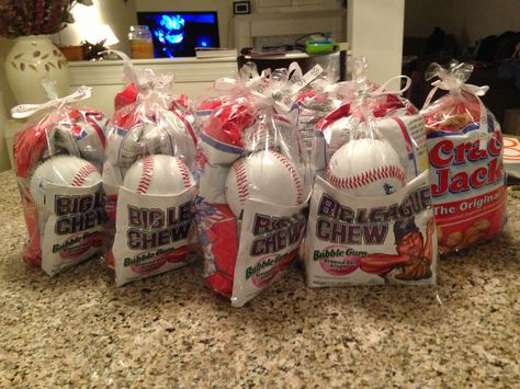 Baseball treat bags for Matthew's end-of-season party! Baseball Treat Bags, Baseball Team Party, Baseball Treats, Baseball Snacks, Team Mom Baseball, Baseball Team Gift, Baseball Theme Birthday, Team Snacks, Baseball Coach Gifts